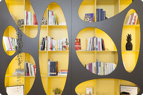 Livelyup - Bibliothèque murale à niches ovales et fond jaune